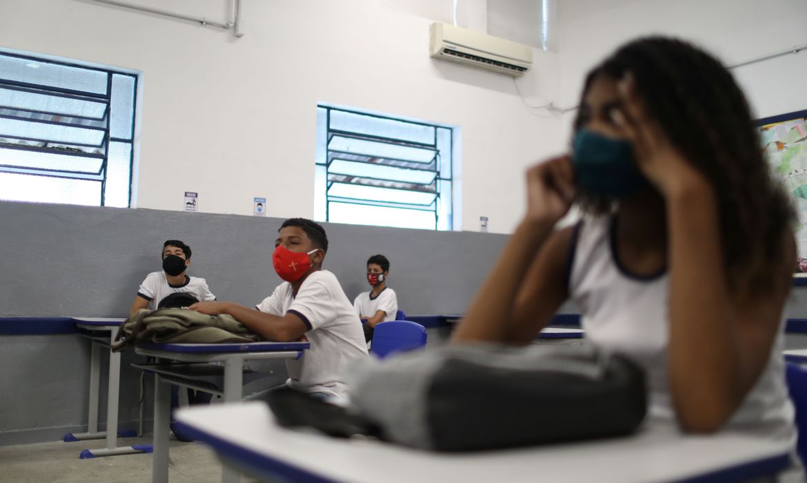 Metade dos pais não confia na segurança sanitária de escolas públicas, diz pesquisa